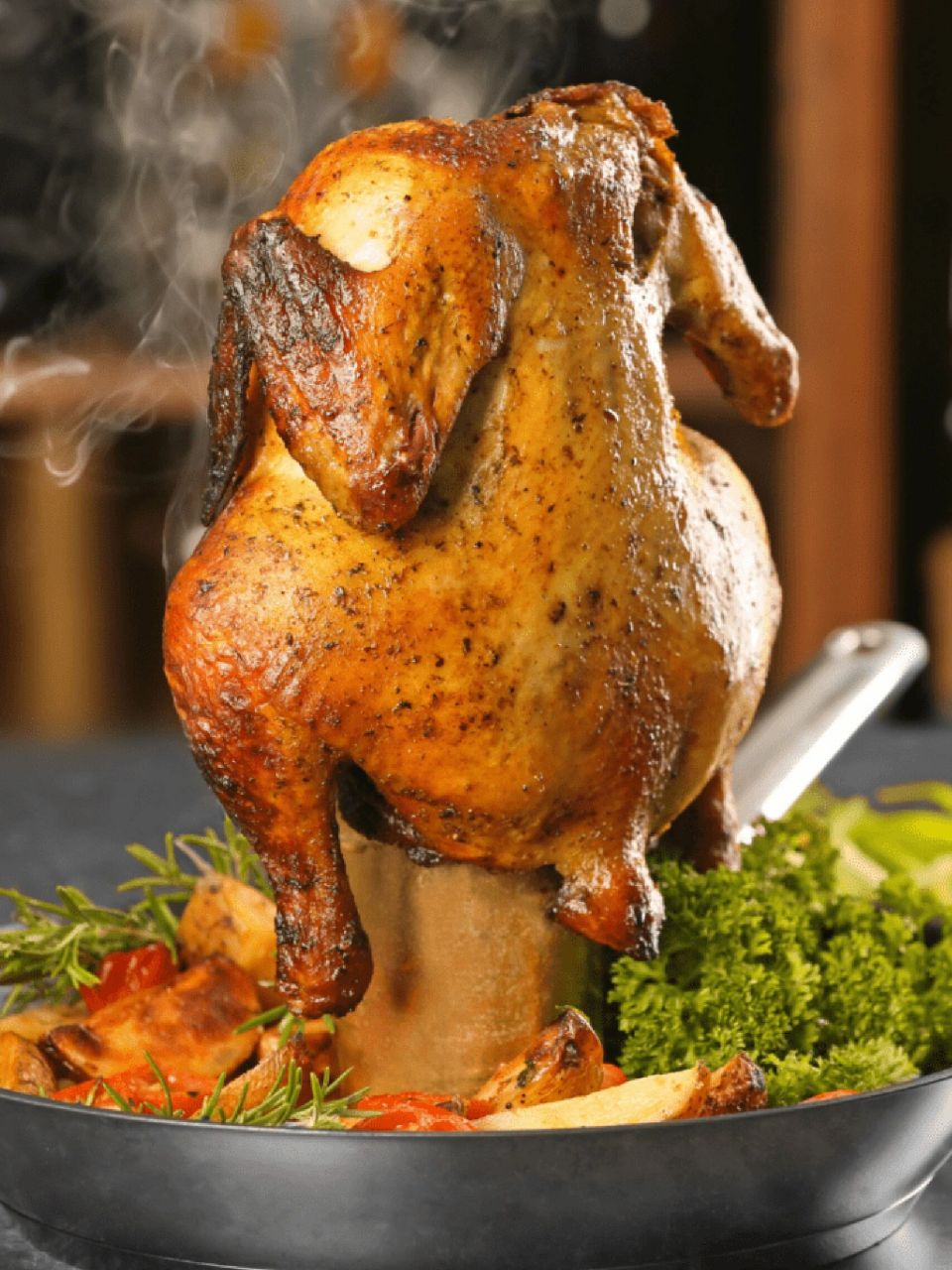 这款美式啤酒烤鸡在啤酒中加入了卡津调味料,使整只鸡更嫩93更美味.