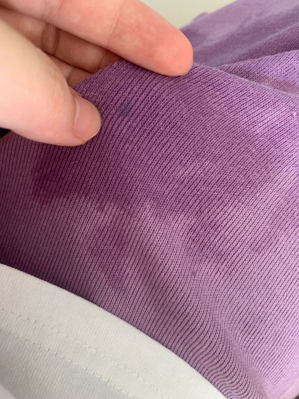 石榴汁水弄到衣服上 今天穿了白色上衣和紫色裤子.