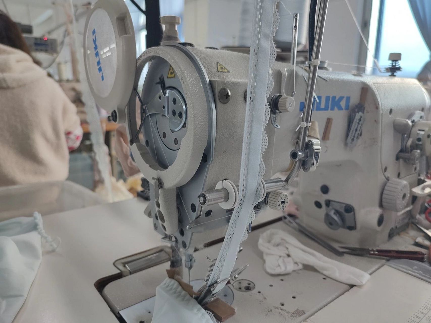 这是内衣厂里最难学的一种缝纫机"人字车" 因为它车缝出来的线路像一