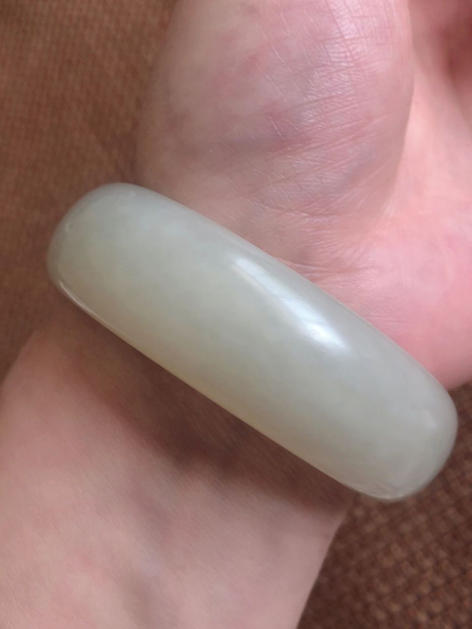 和田玉镯内部棉絮状 如题,戴了十年的和田玉,发现内部有像棉絮一样的