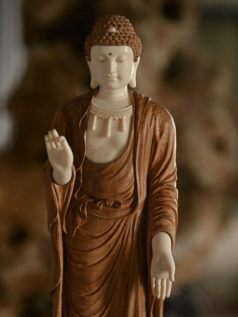 檀x猛犸"释迦牟尼" 料质清润,释迦牟尼立于莲花宝座之上,螺发高肉髻