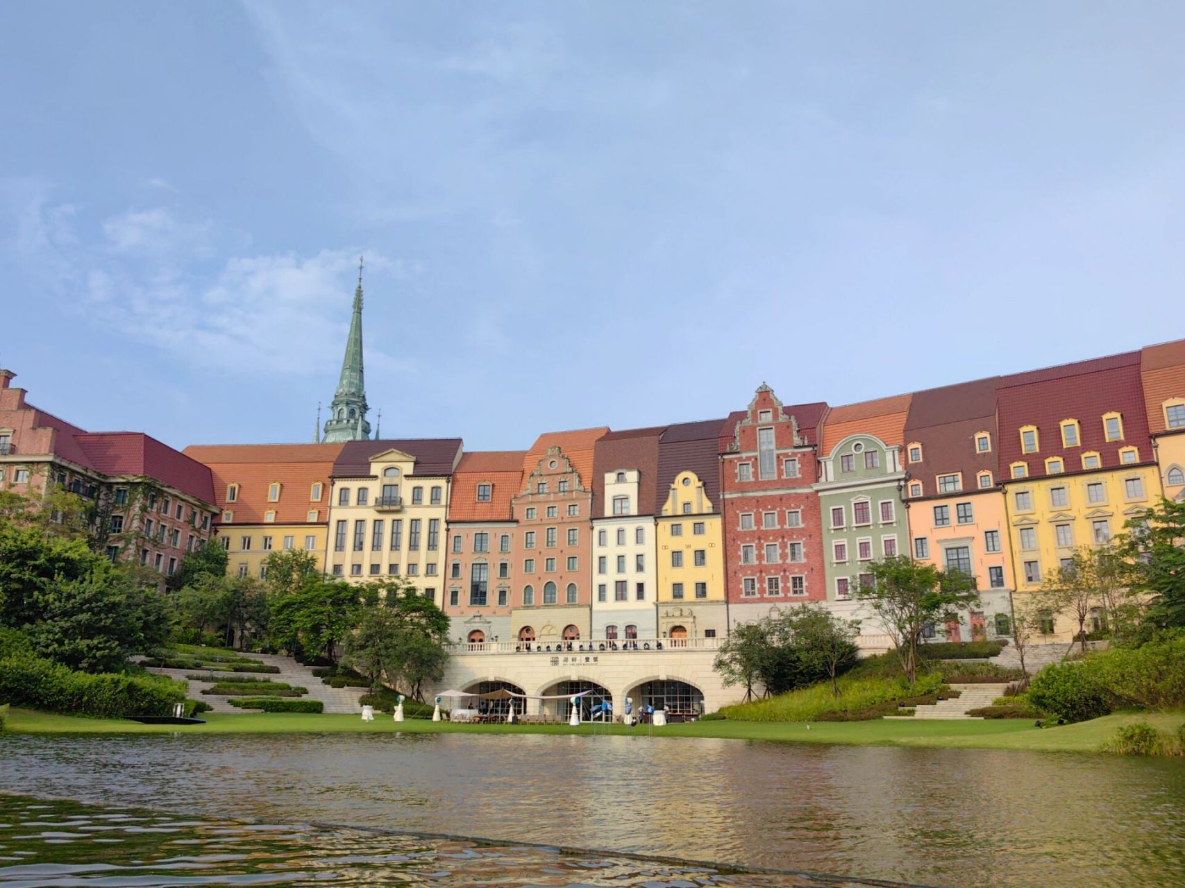 松山湖华为大学  三丫坡 二次入园,这次坐了小船,看了夜景 地址:华为