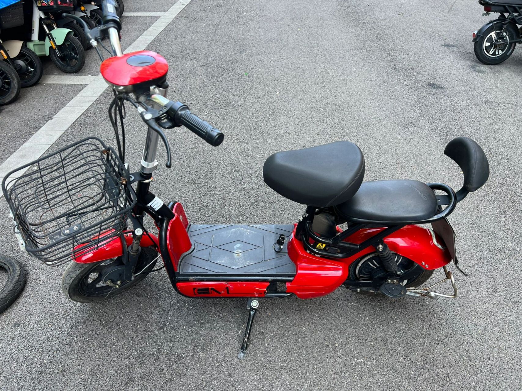 阿米尼电动车 续航25公里左右,车子车身有点破损如图,介意勿扰.