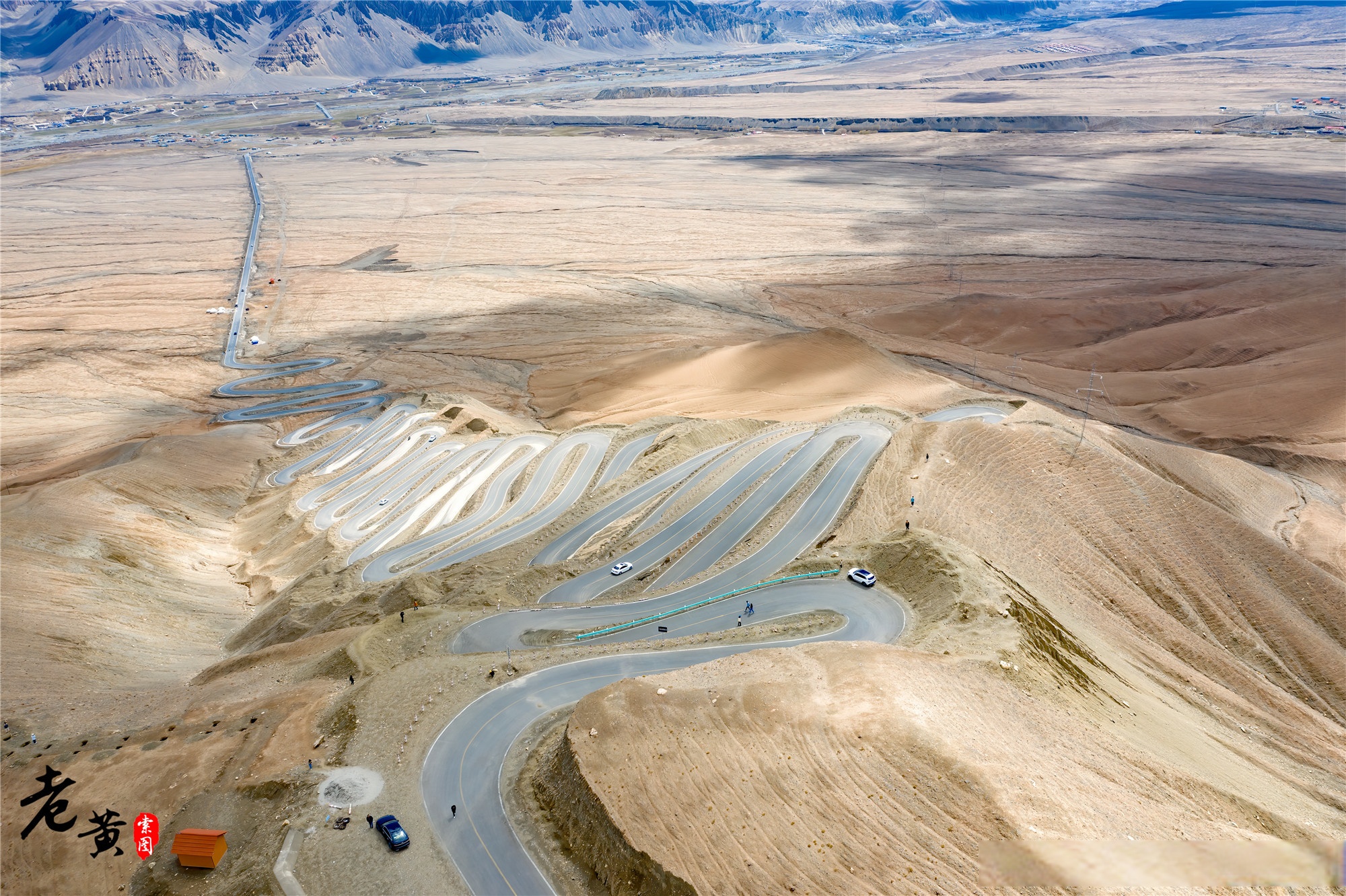 这里是新疆盘龙古道,一条蜿蜒于天山山脉的壮丽公路,以其独特的设计和