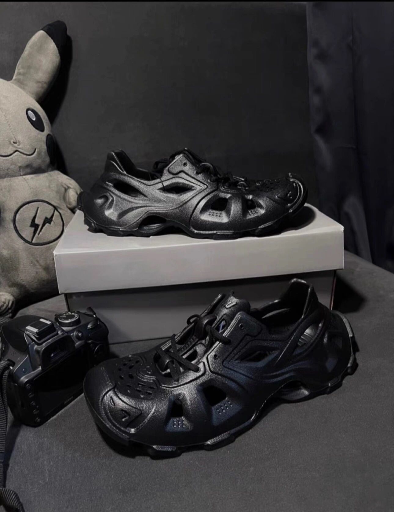 all black穿搭神器|巴黎世家洞洞鞋