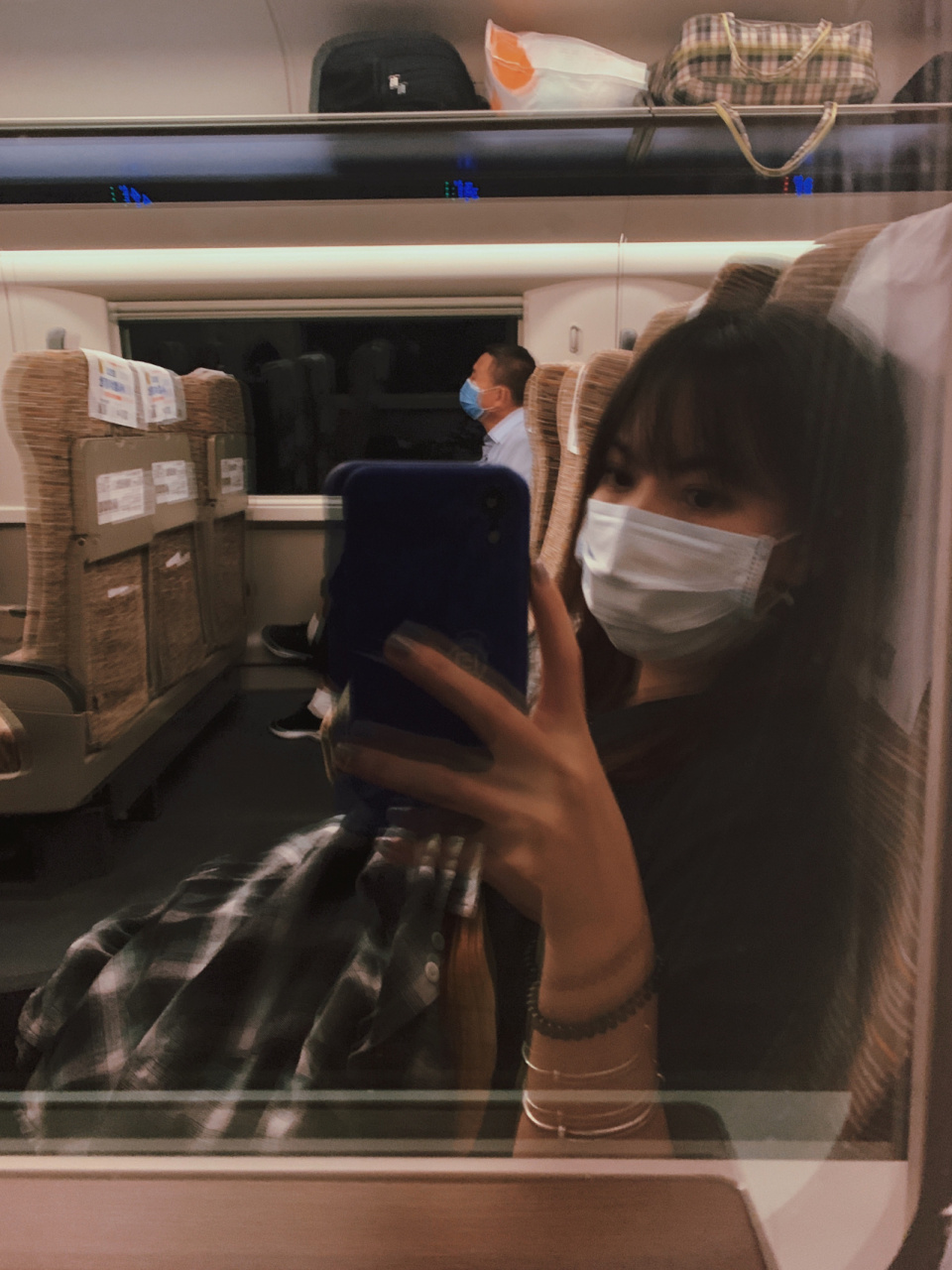 在高铁上的自拍.滤镜是醒图卡梅尔.高铁上随手一拍都好好看呐.