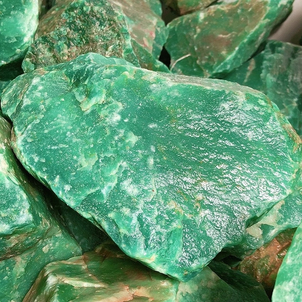 东陵玉,学名:砂金石,亦称海洋石或东陵石,在地质学上称含铬云母石英岩