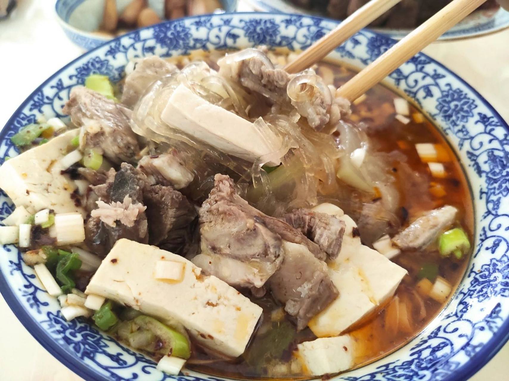 今日下厨,做一份洧川羊肉烩豆腐 好吃的诀窍是必须用葱姜大料辣子熬