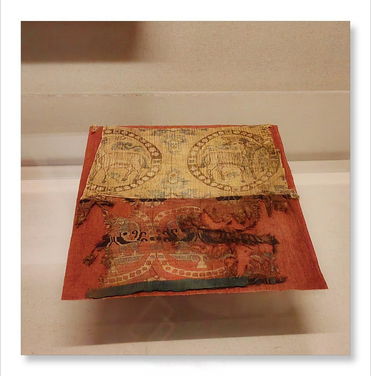 成都博物馆# 唐代织物【联珠羊纹锦拼鸟纹锦】 颜色绚烂华彩,纹样繁