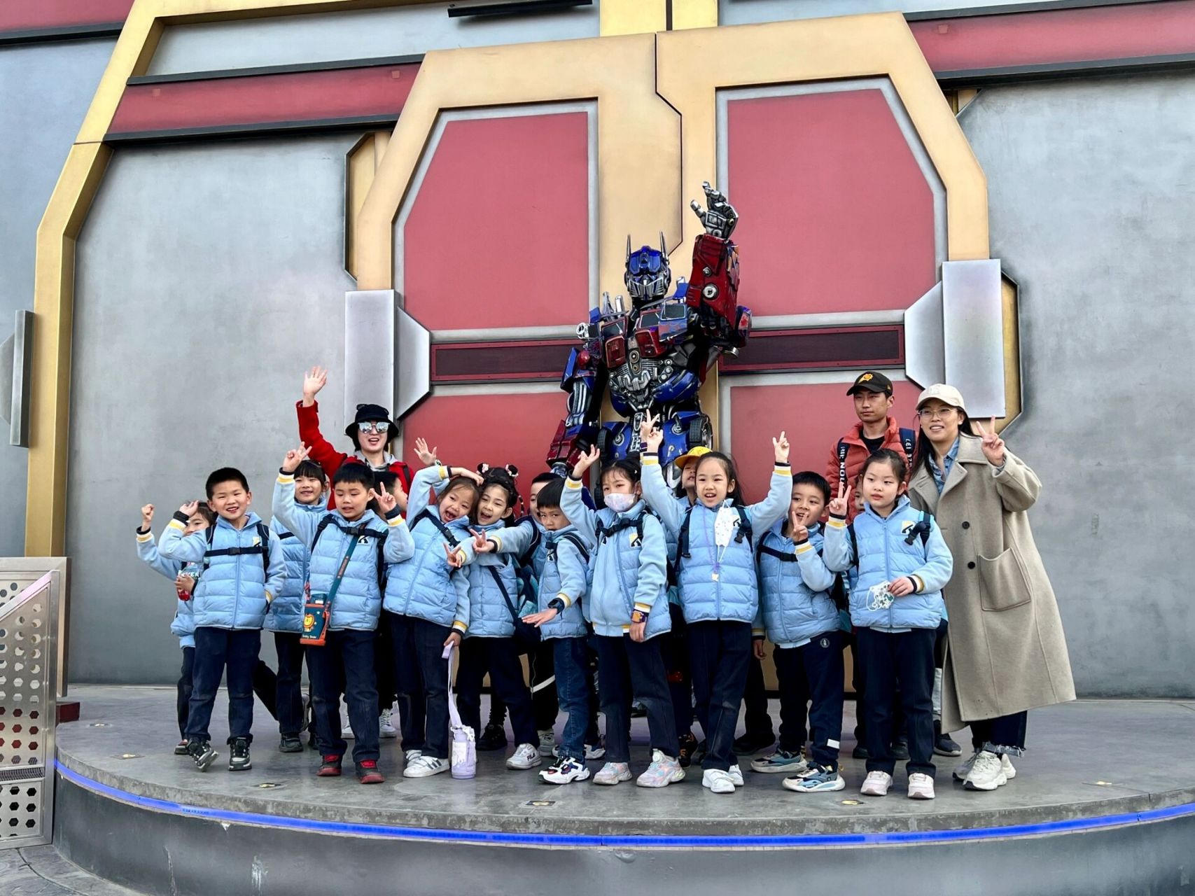 环球影城偶遇金融街润泽学校孩子们春游～～ 孩子们也太可爱了 特别有