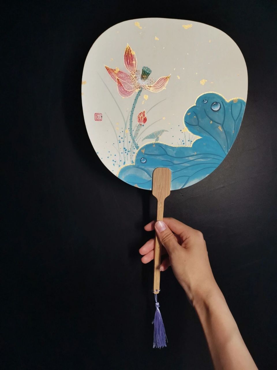 扇面绘画|荷花|清新简约|古风唯美      献上一扇清荷 虽已立秋 室外