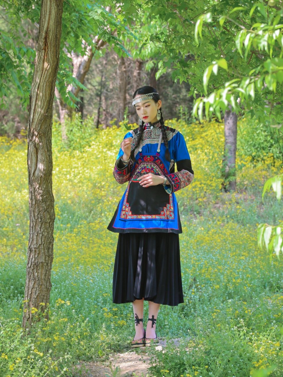 彝族阿哲支系绣衣|桃子图案寓意夫妻团圆 93本期服饰亦为 彝族阿哲