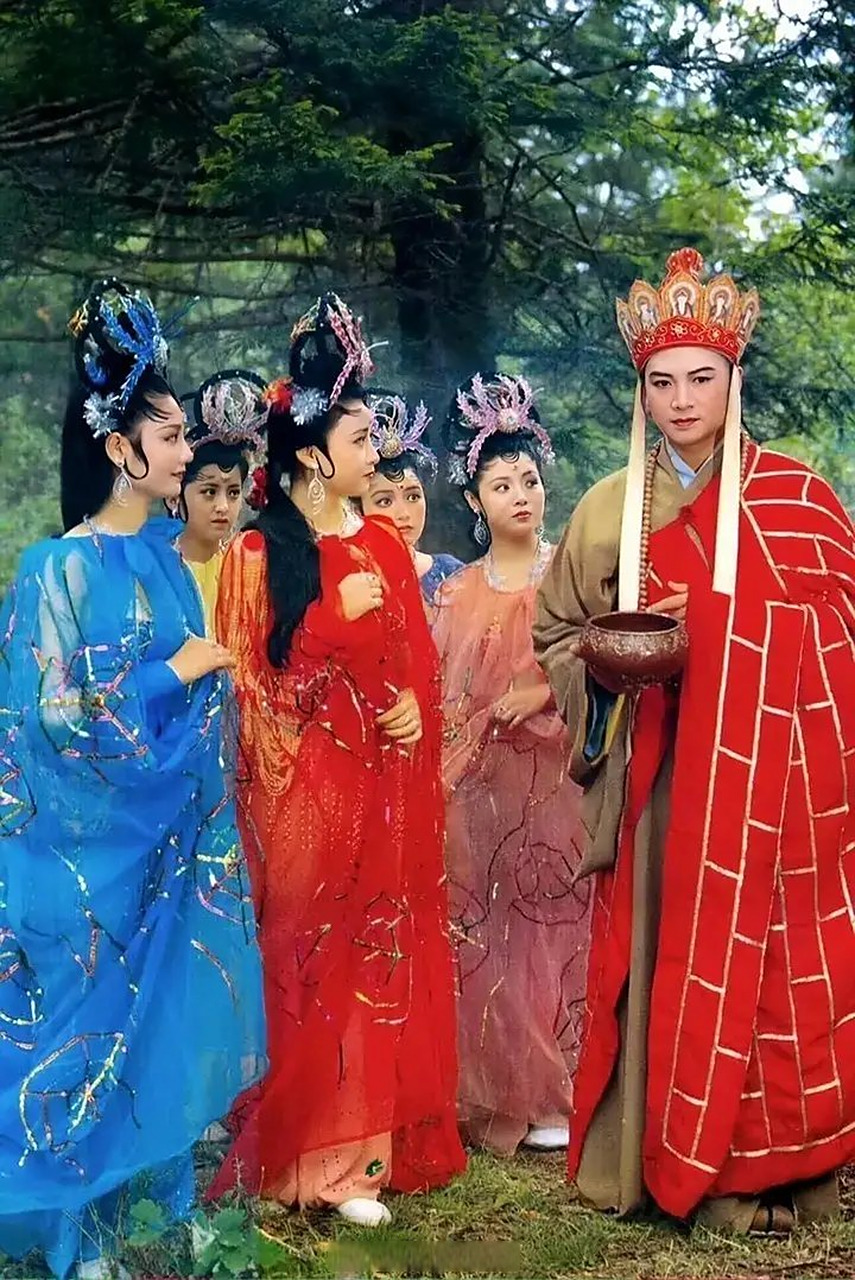 还是86年央视版的西游记里的妖精,更像妖精.