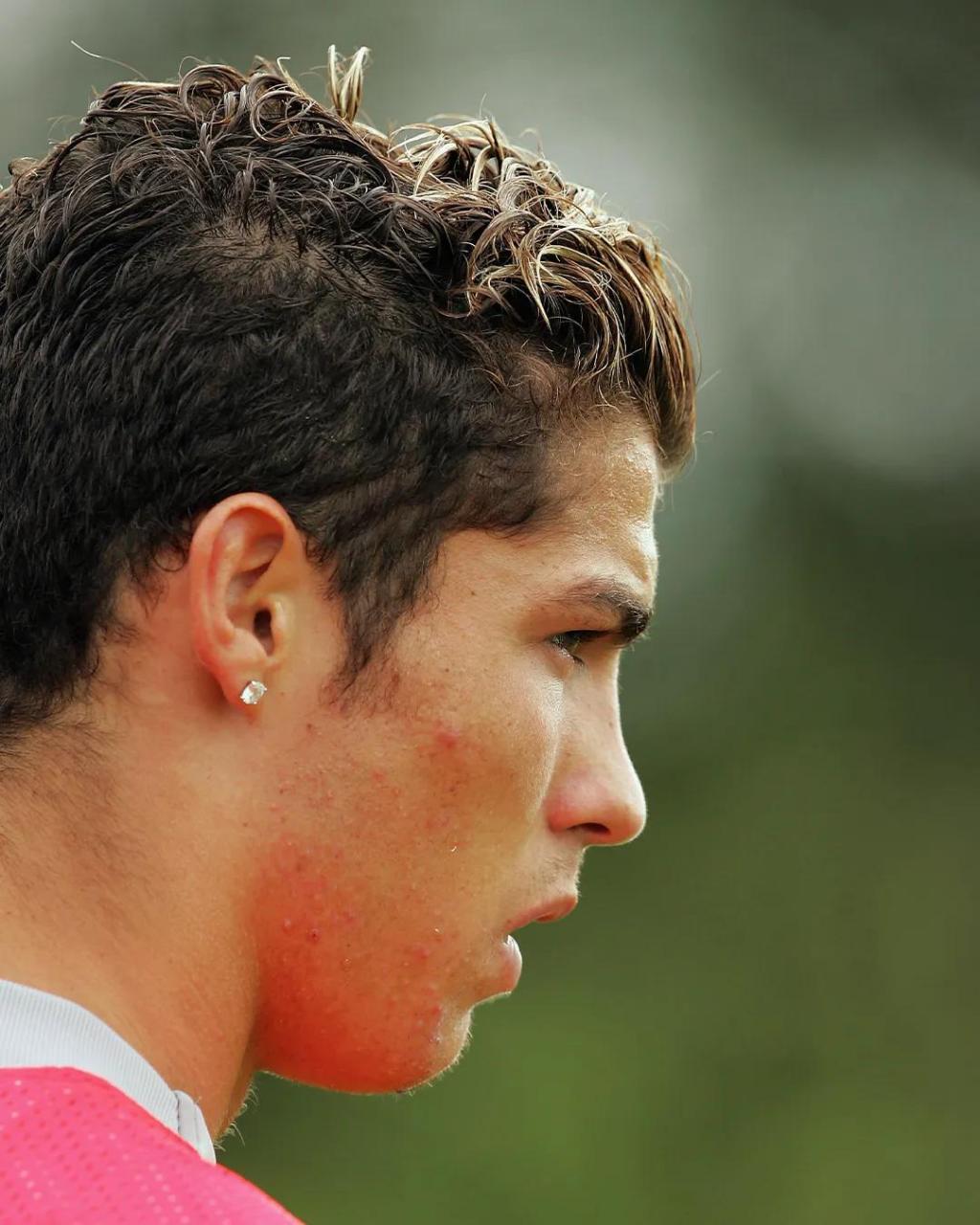 怎么评价年轻时c罗的长相?是不是还是老了更有味道?