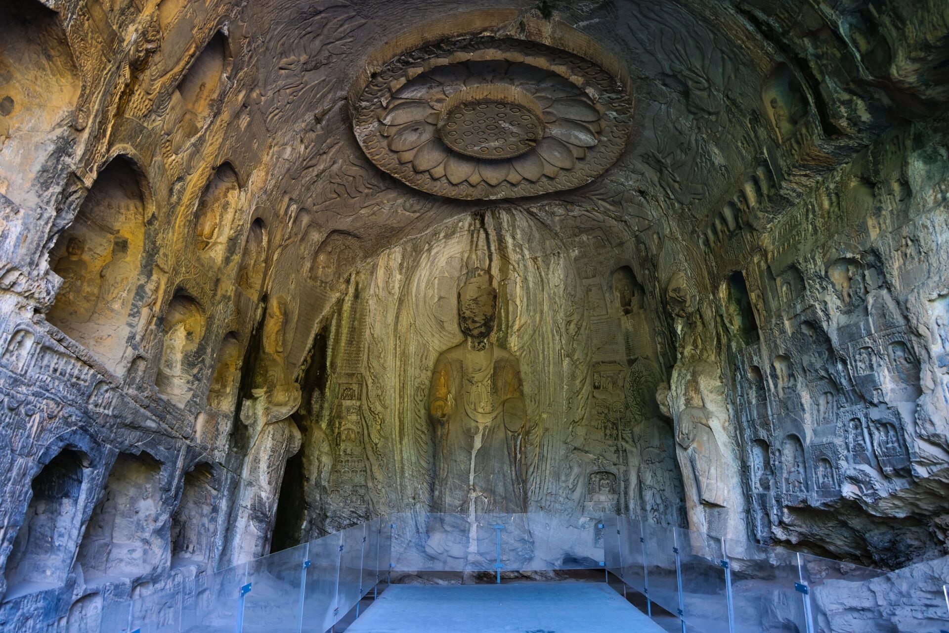 鱼跃龙门地的微笑|洛阳龙门石窟|避坑指南 龙门石窟以伊河为界,分西区