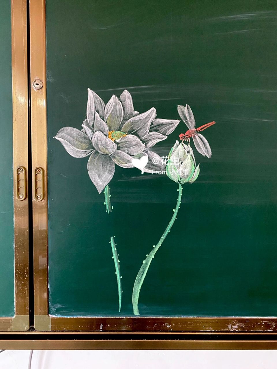 黑板画 | 荷花 我最喜欢粉笔画画荷花,每次画都很有感觉,时间有限