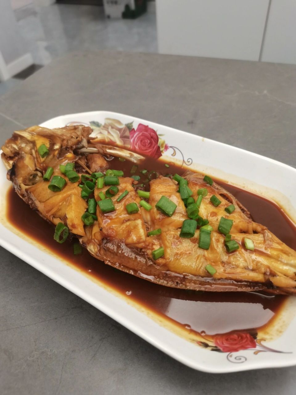 金黄 倒入料酒  酱油 醋 小火煮至汤浓稠 加入白糖 味精 撒上葱花即可