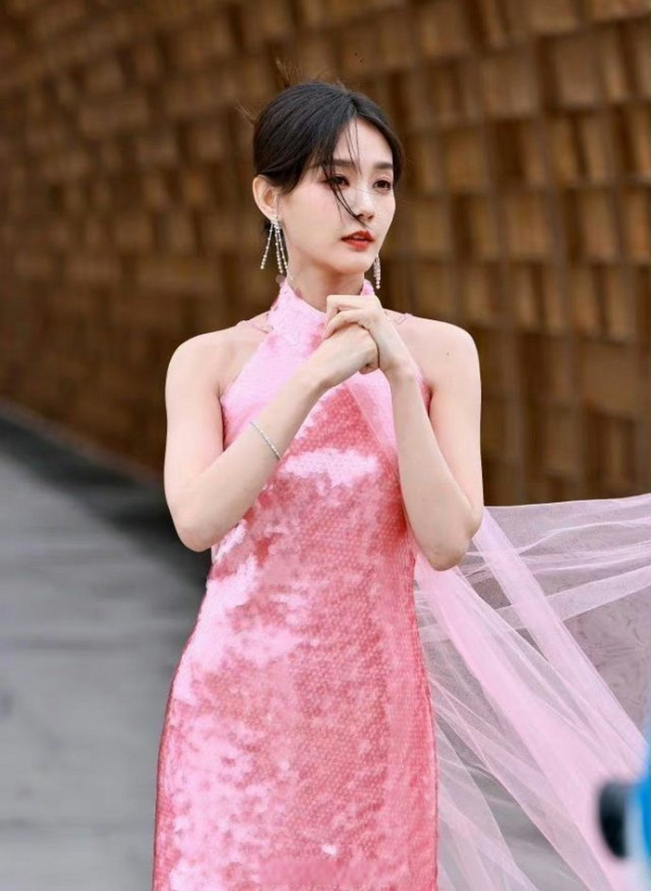 新中式已经成功进入女明星的衣橱,最近好多明星参加活动都穿了.