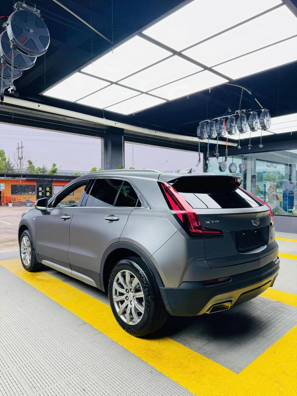 凯迪拉克xt4改色超亚amg山灰