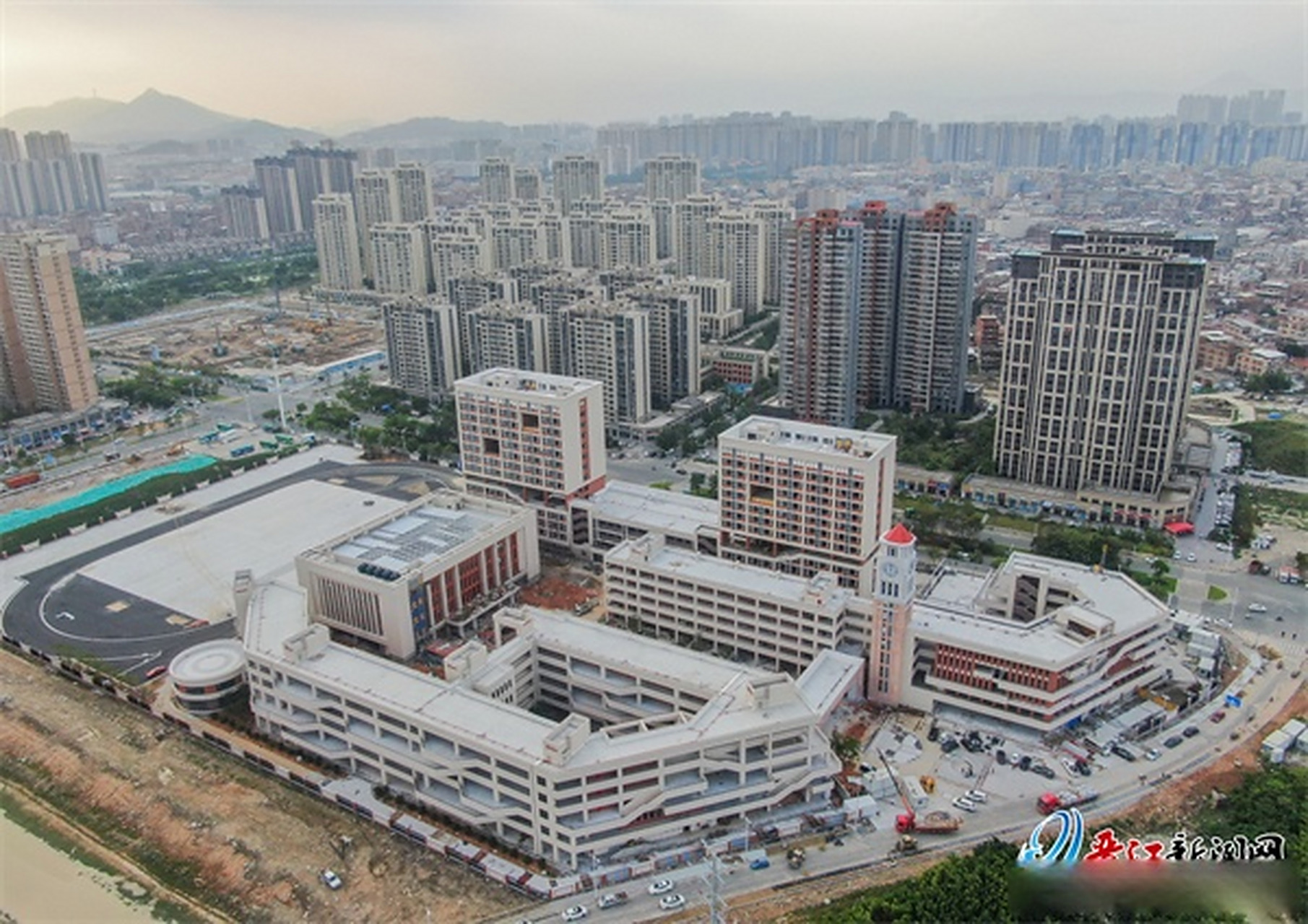 【倒排工期 增加人手 分级调度 确保晋江一中(池店校区)8月25日竣工】