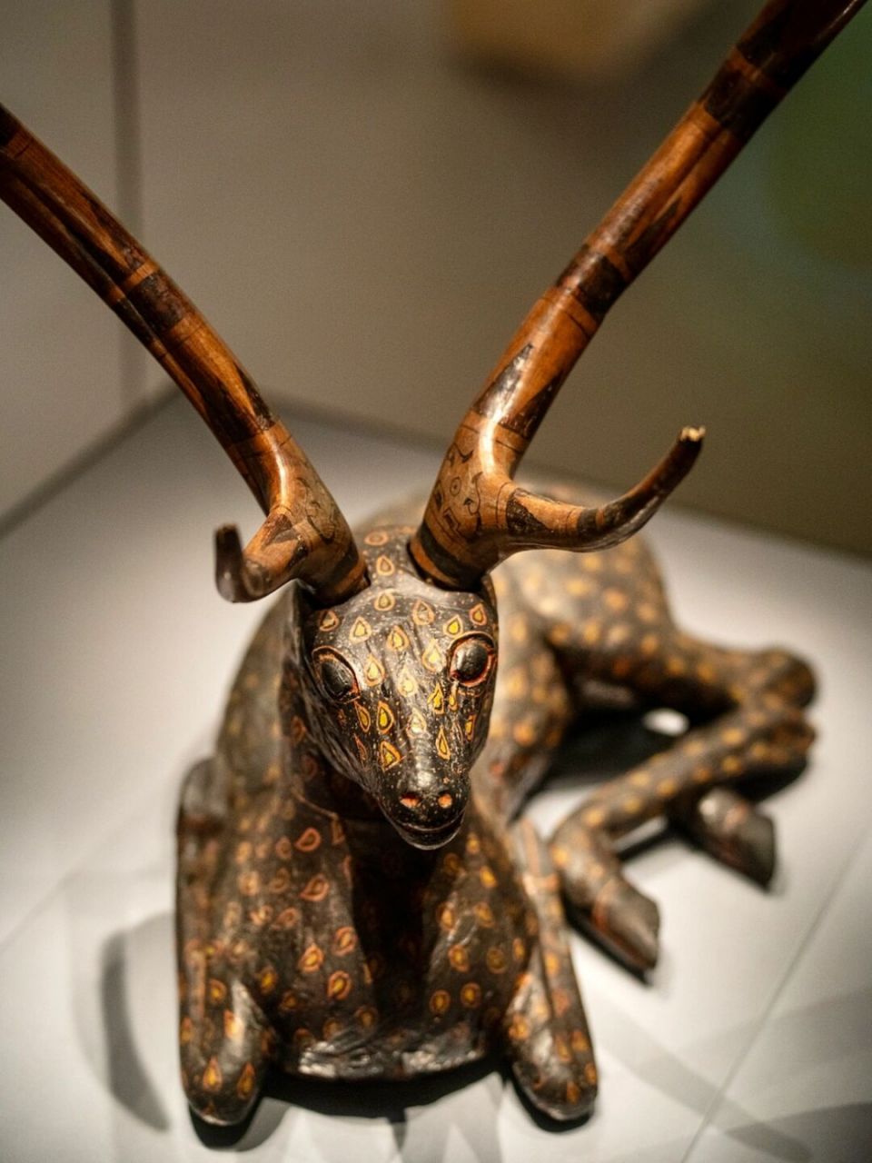 原来是真的04角 曾侯乙墓出土的彩漆木雕梅花鹿,鹿身为整木雕成