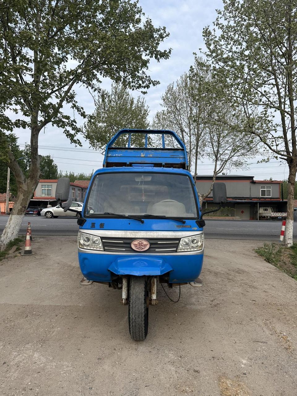 五征奥翔三轮车,双电瓶27马力,原车自卸,三米大箱,一切正常,价格不高