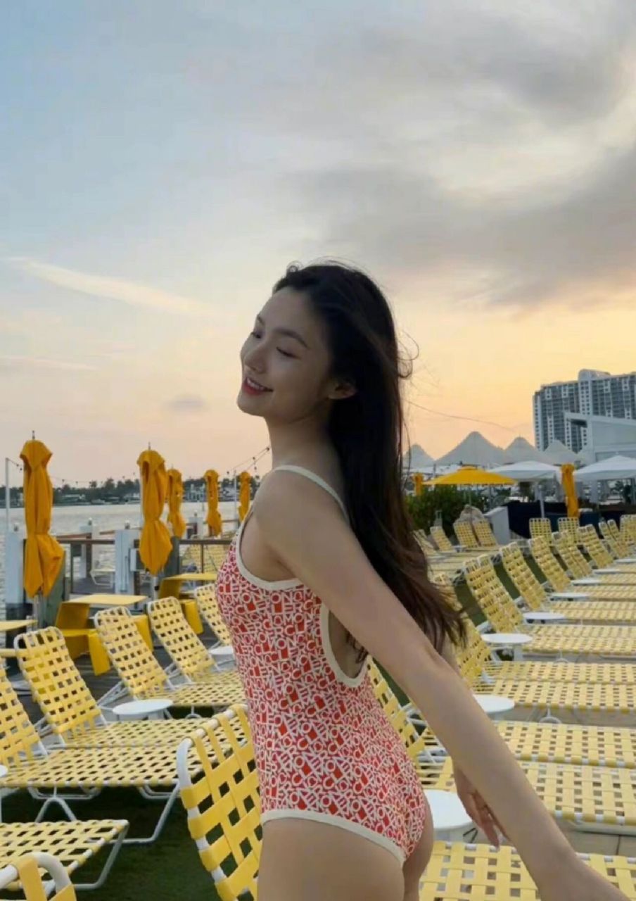 林允海滩泳照,辣妹大胆秀曲线,身材管理满分,这个大长腿实在是很多