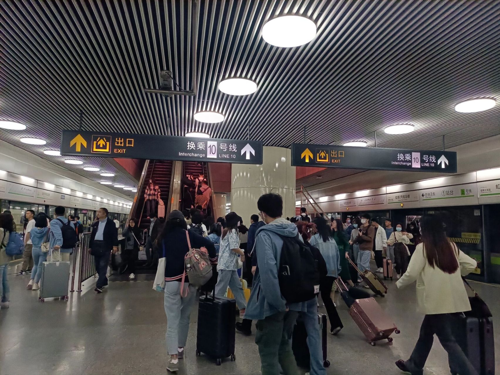 虹桥机场t2站到虹桥高铁站 地铁正常出站p1-直梯上三层p2-沿着地标走