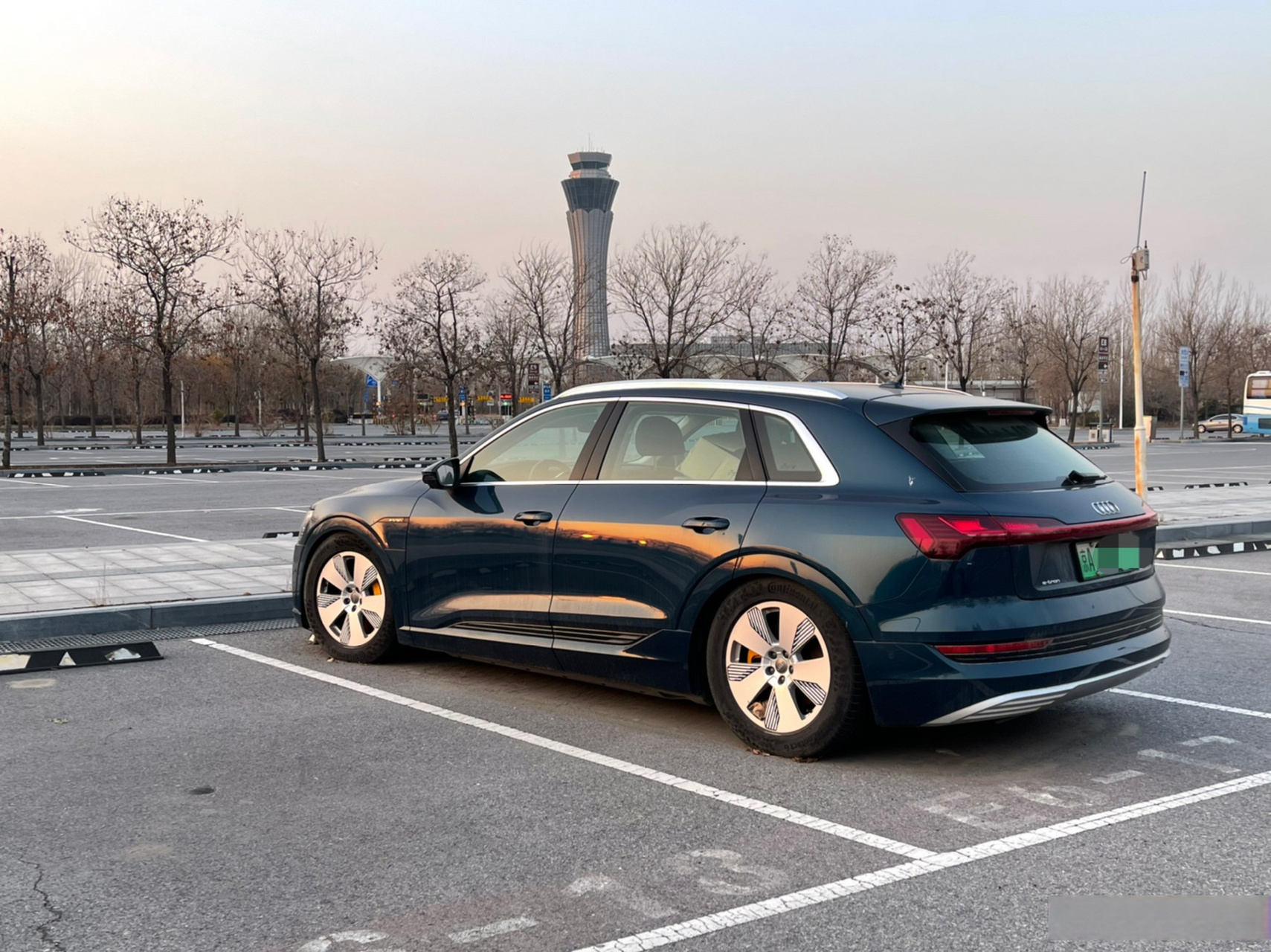 天津机场这辆京a奥迪大e-tron放了得有半年了 车主可以联系我这里有