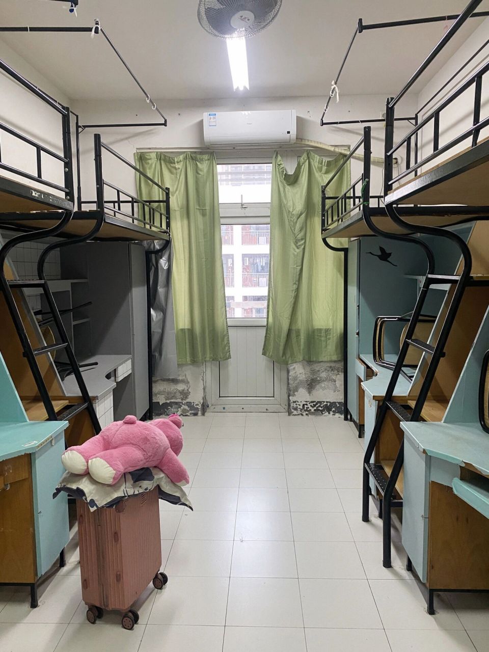 嘉兴南湖学院|宿舍篇 一般是四人间上床下桌独立卫浴,有一小部分是四