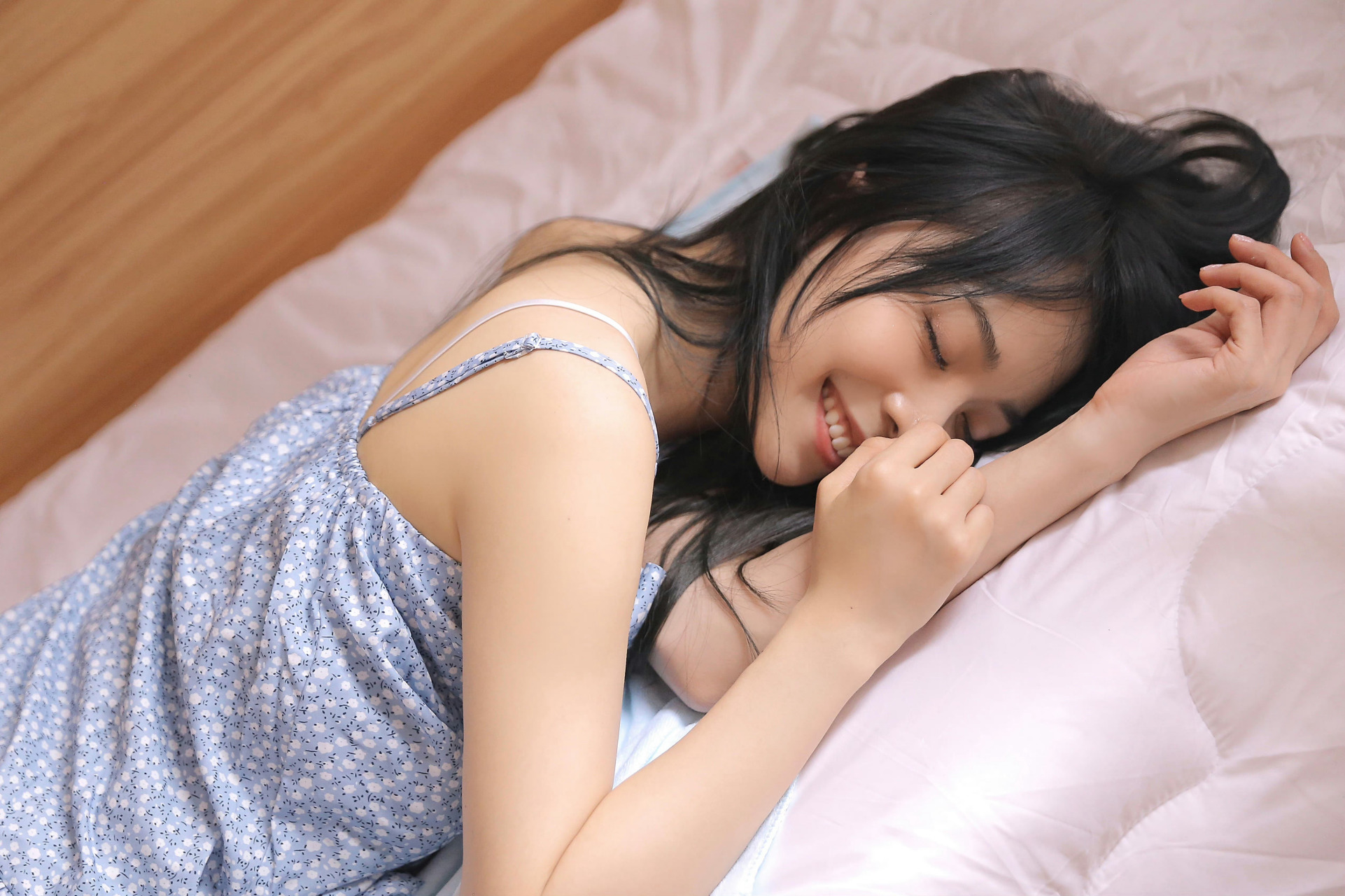 余霜,吊带碎花裙唯美私服写真