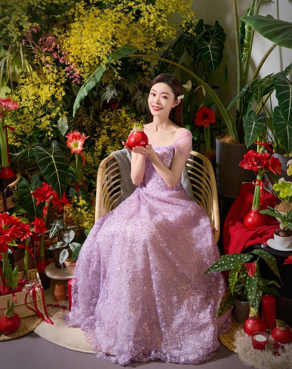 宋轶紫色一字肩公主裙,宛如花中仙子,好美