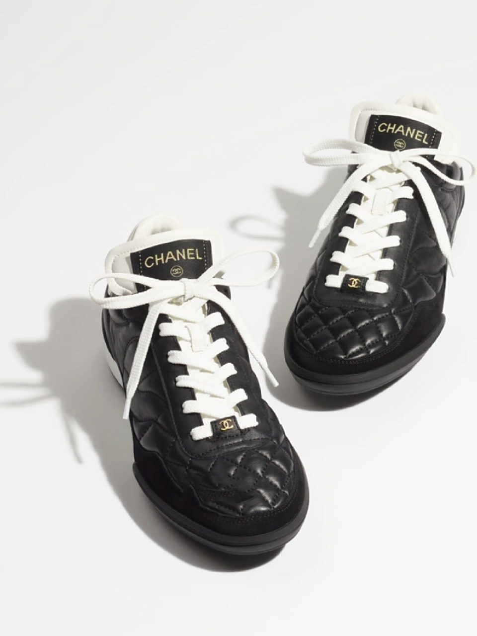 chanel 23s春夏 菱格纹小牛皮运动鞋 女款价格8900,男款价格9700.