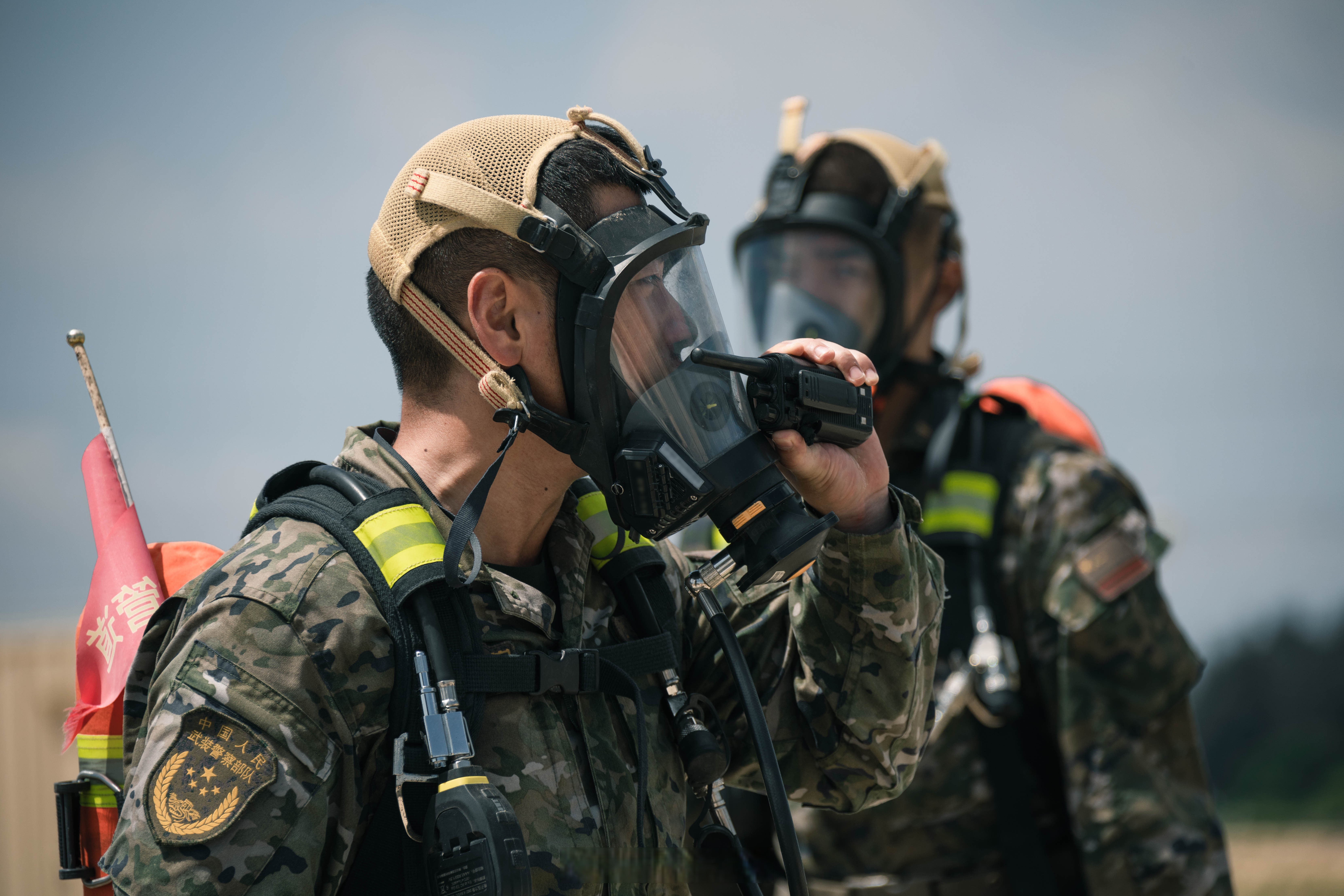 直击武警多课目训练现场#】近日,武警第二机动总队某支队针对桥梁