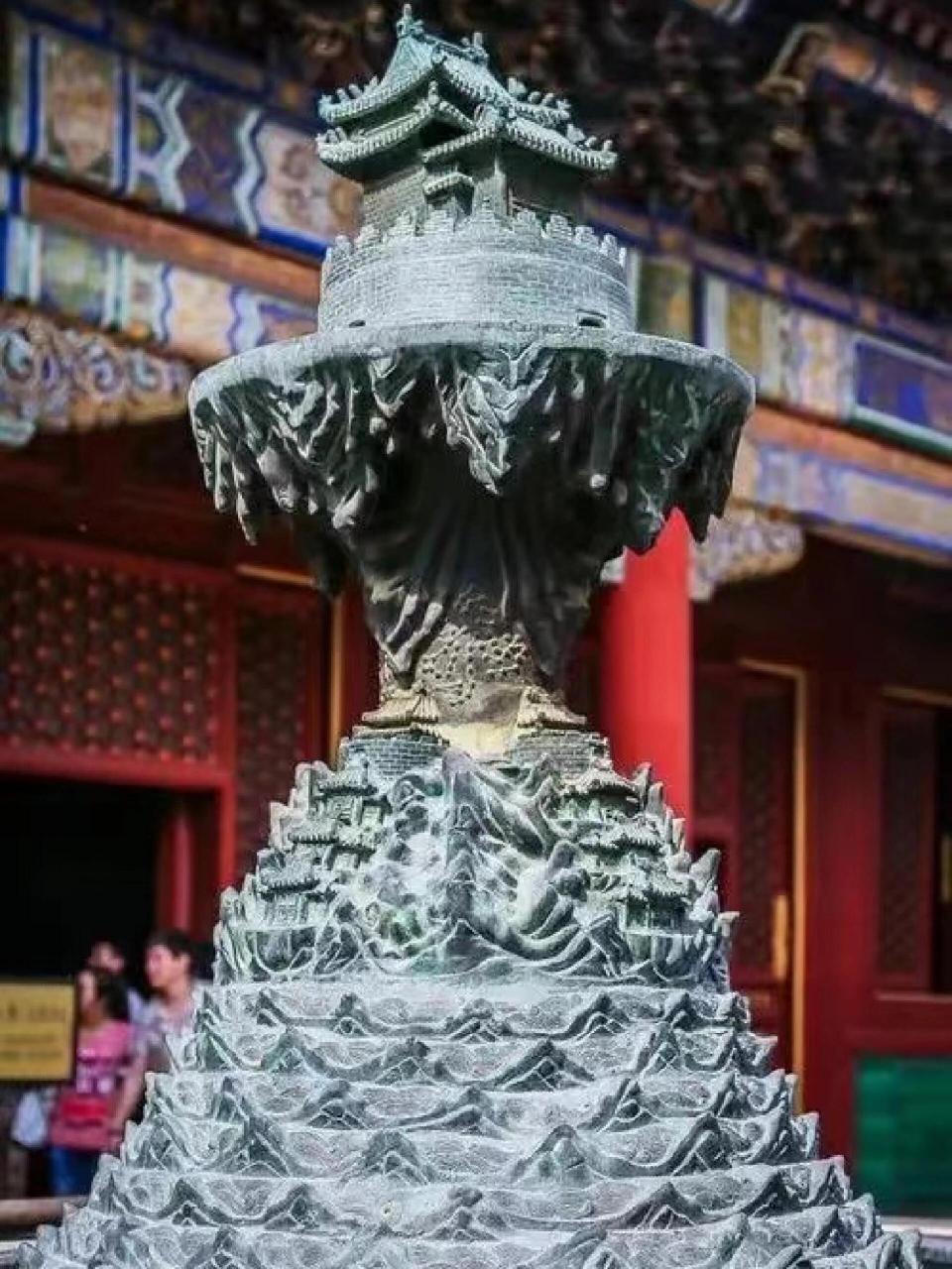 97雍和宫的须弥山大有来历 雍和宫有座青铜制的小雕塑,烧香祈福的