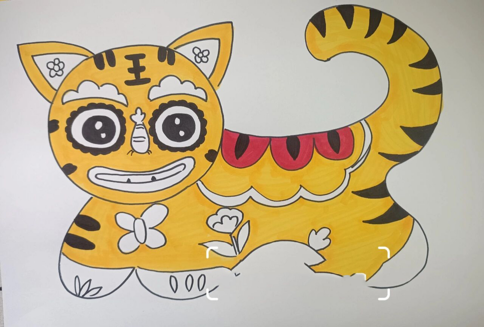 创意美术《布老虎》儿童画 1,工具材料: 卡纸,马克笔,勾线笔 2,适合