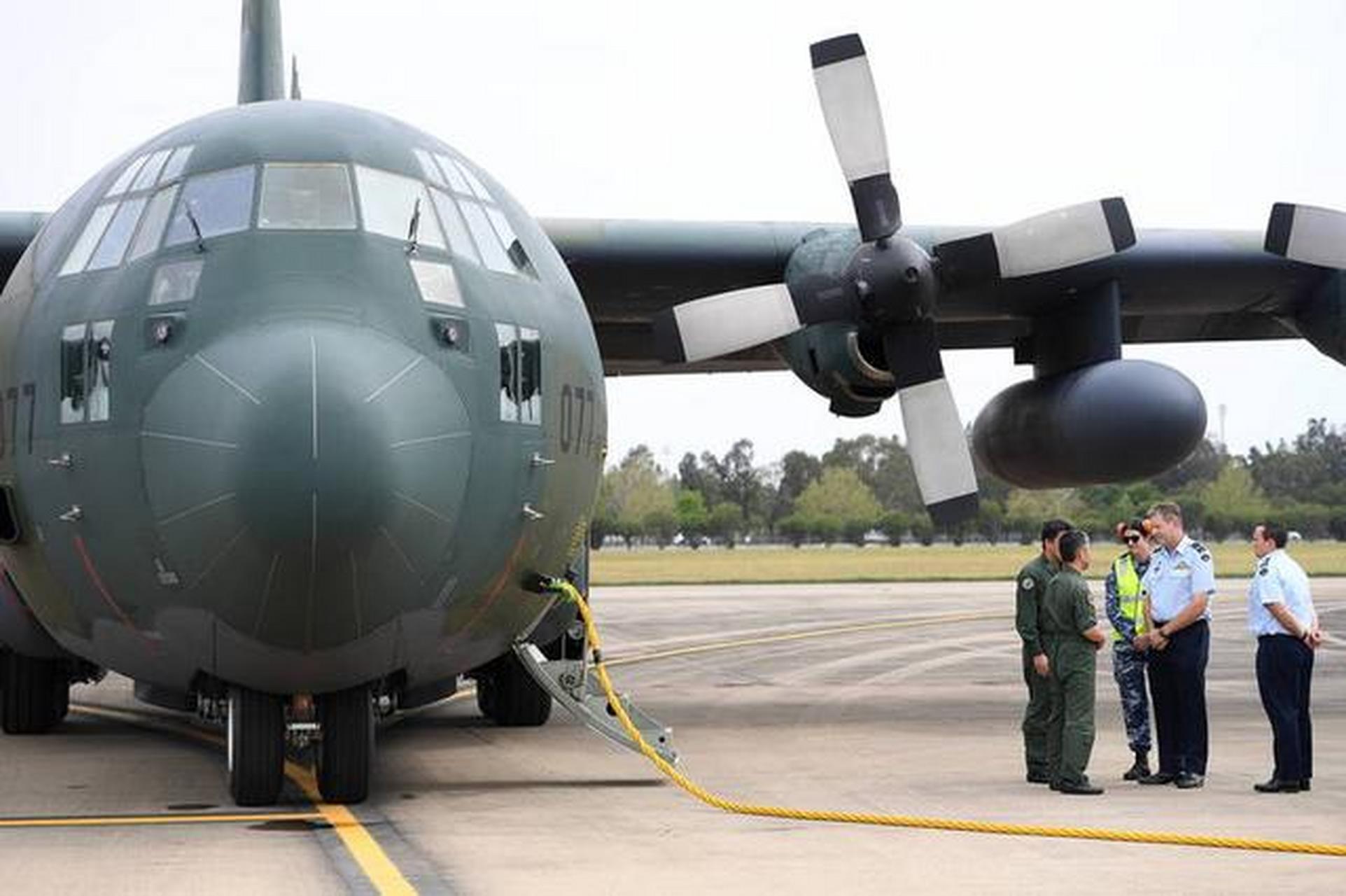 【美c-130运输机传出螺旋桨辐破裂 破百架大规模停飞】 由于螺旋桨辐