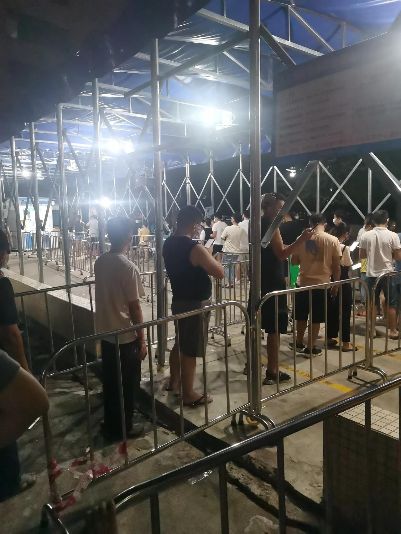 去年拍得最多的照片就是出去排队做核酸检测的照片