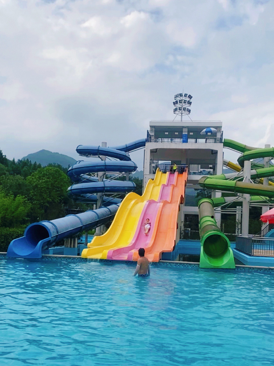 29r义乌浦江仙华山泡泡水上乐园,一定要防晒 10点50从义乌开车到浦江