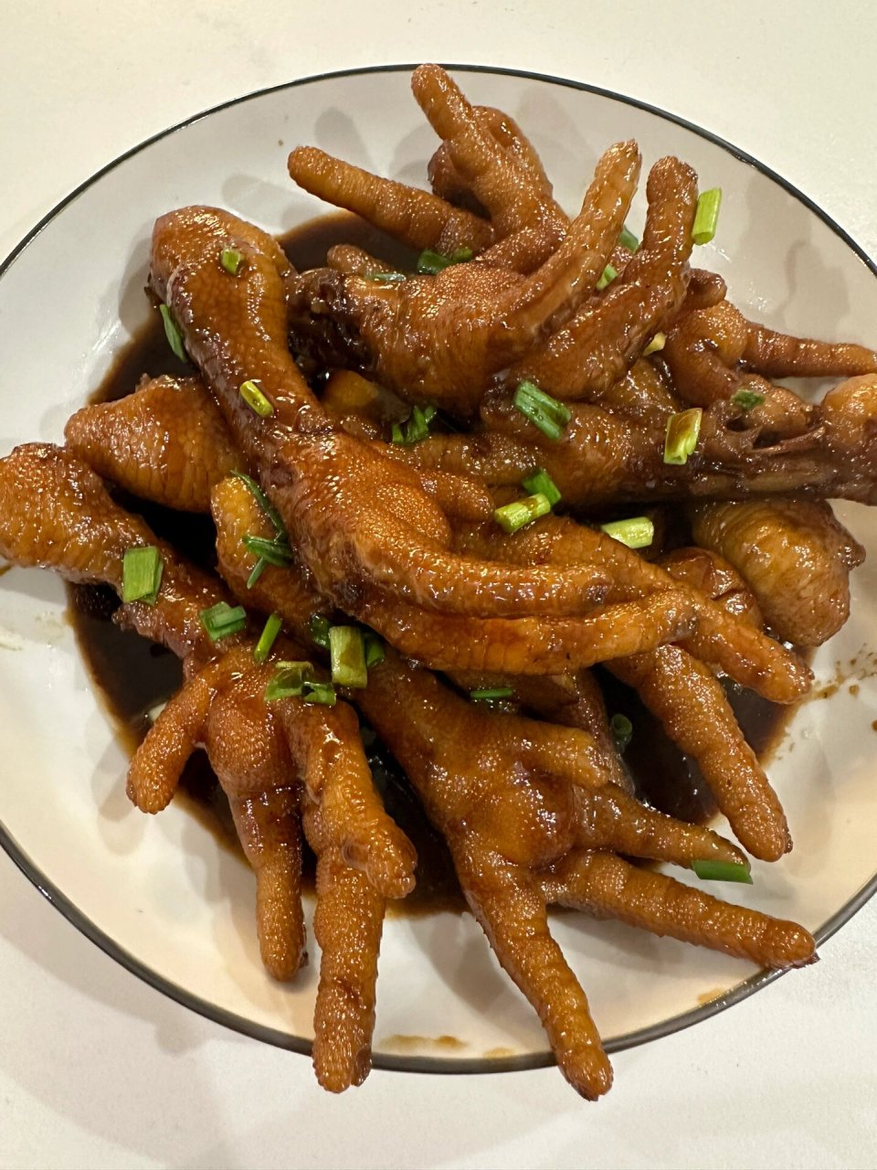 食材:鸡爪 做法:鸡爪剪掉指甲,冷水下锅炒一下水