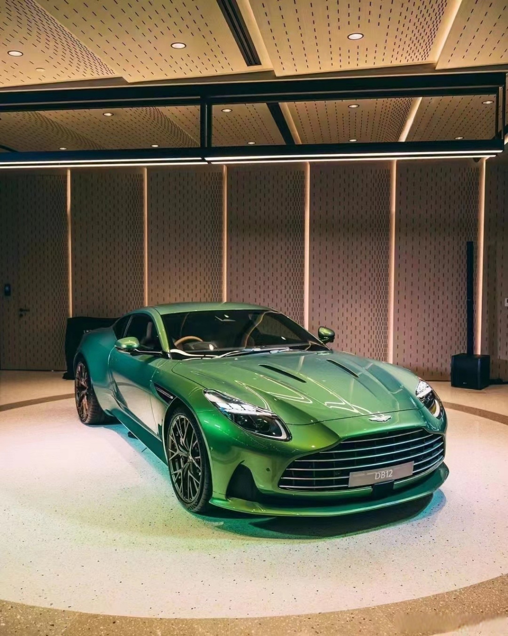 豪车超跑#阿斯顿马丁db12,最好看的颜色,个人感觉….