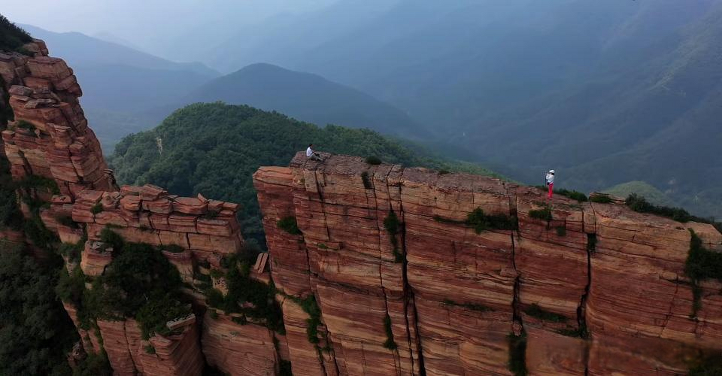 在石家庄赞皇县嶂石岩景区的九女峰上有一处惊险无比的景观,这就是一