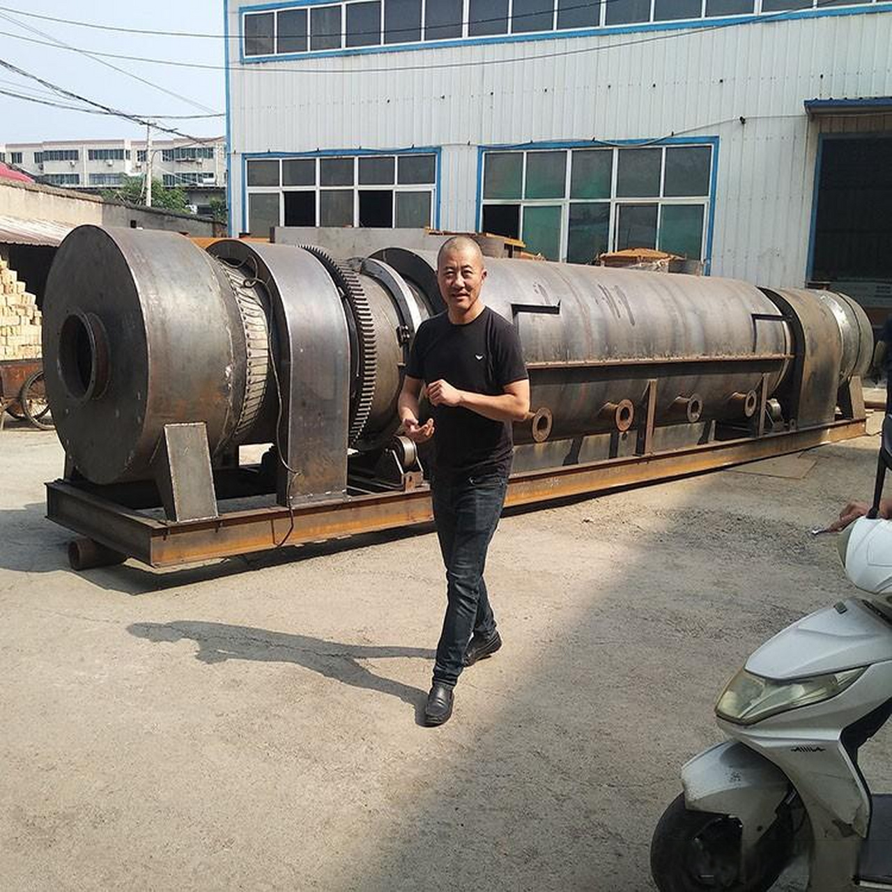 新型卧式烘干炭化一体机,又称连续式炭化机,滚筒炭化机.