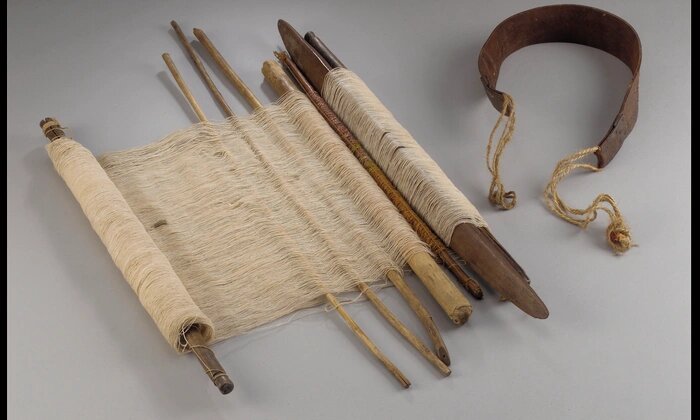 在伦敦席地而坐学习最古老的腰机纺织 原始的织机是席地而坐的"踞织机