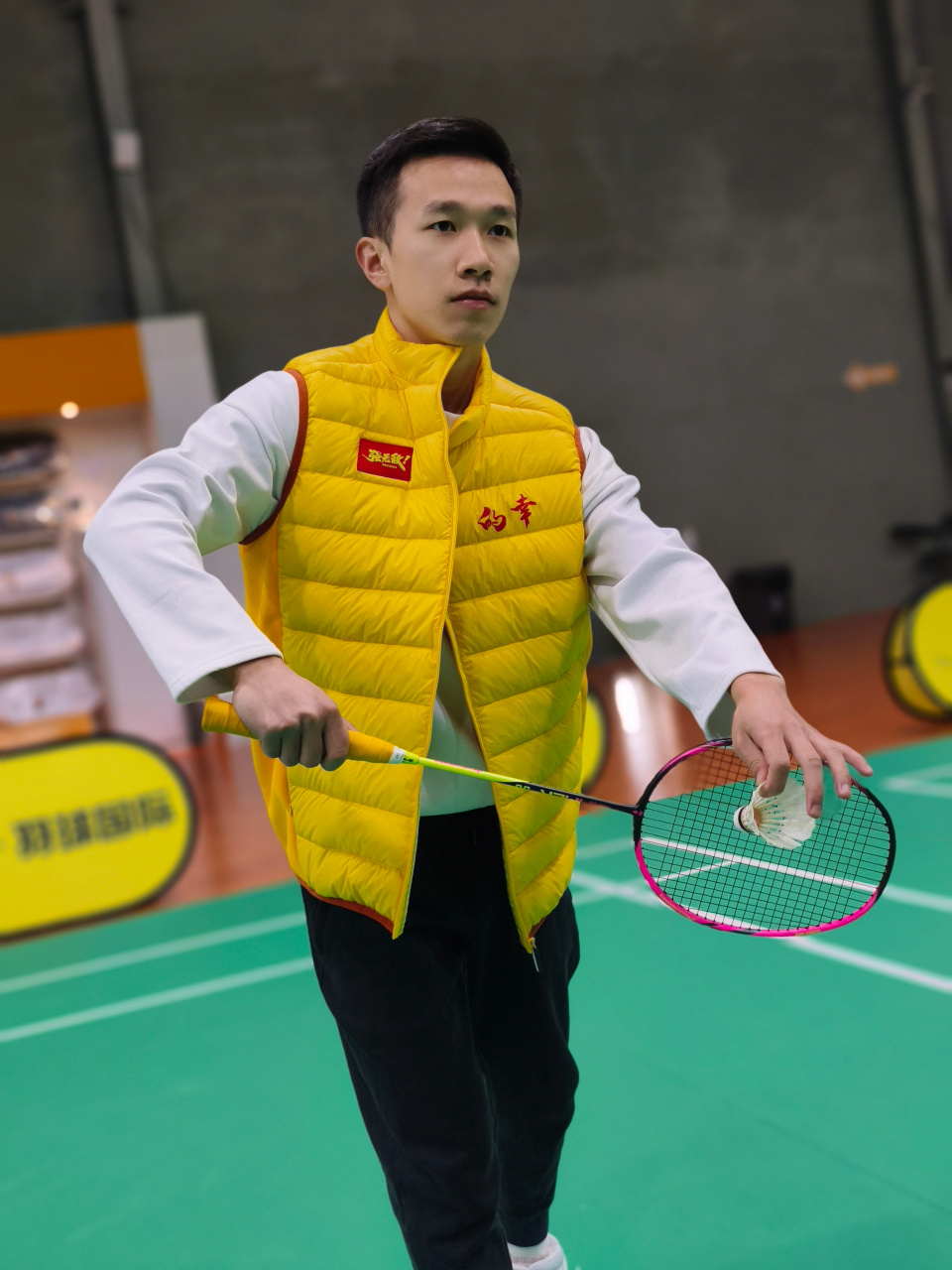 羽毛球# 强无敌背景帅气来袭,帅就完事了.#杨晨大神# [期待]