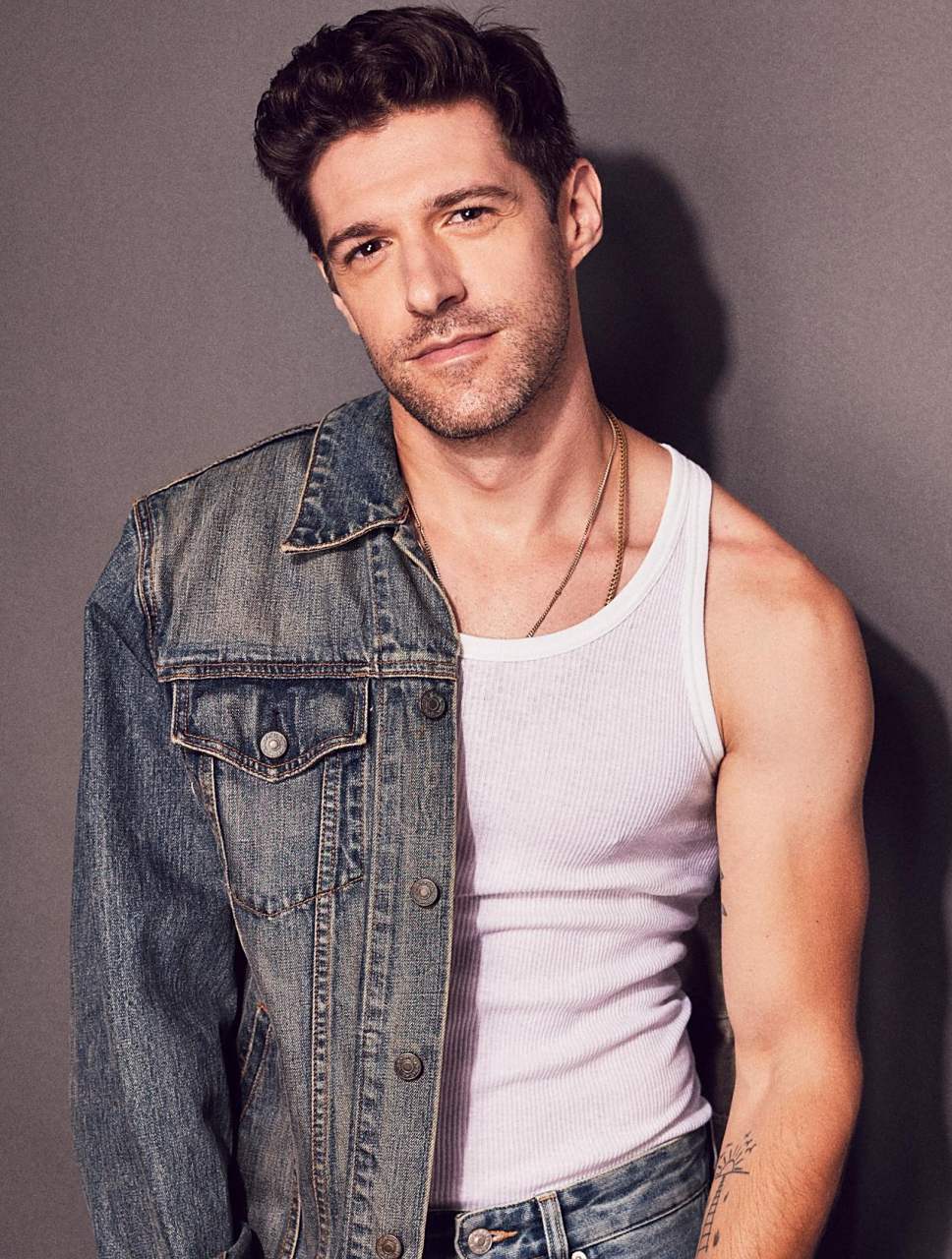 最近好莱坞罢工期间,来自意大利的男演员 michael aurelio(迈克尔