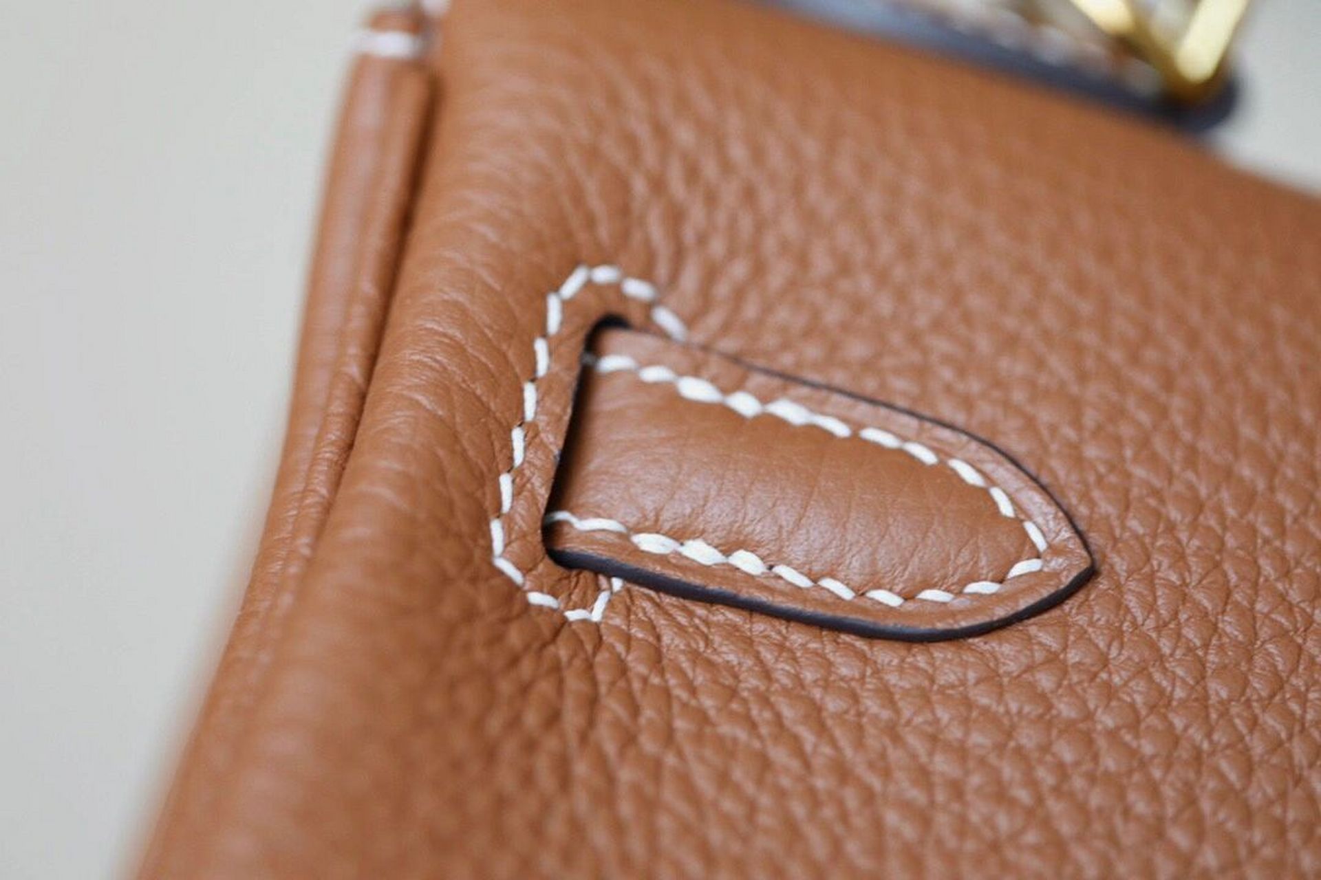 hermes爱马仕kelly25金棕金扣togo皮 金棕介于全黑全白和艳丽的颜色