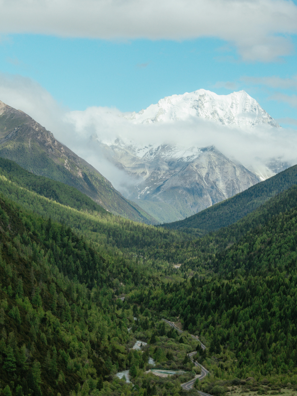 道孚到塔公草原这段路,风景不错,中途有龙灯草原,八美附近的岔路可以