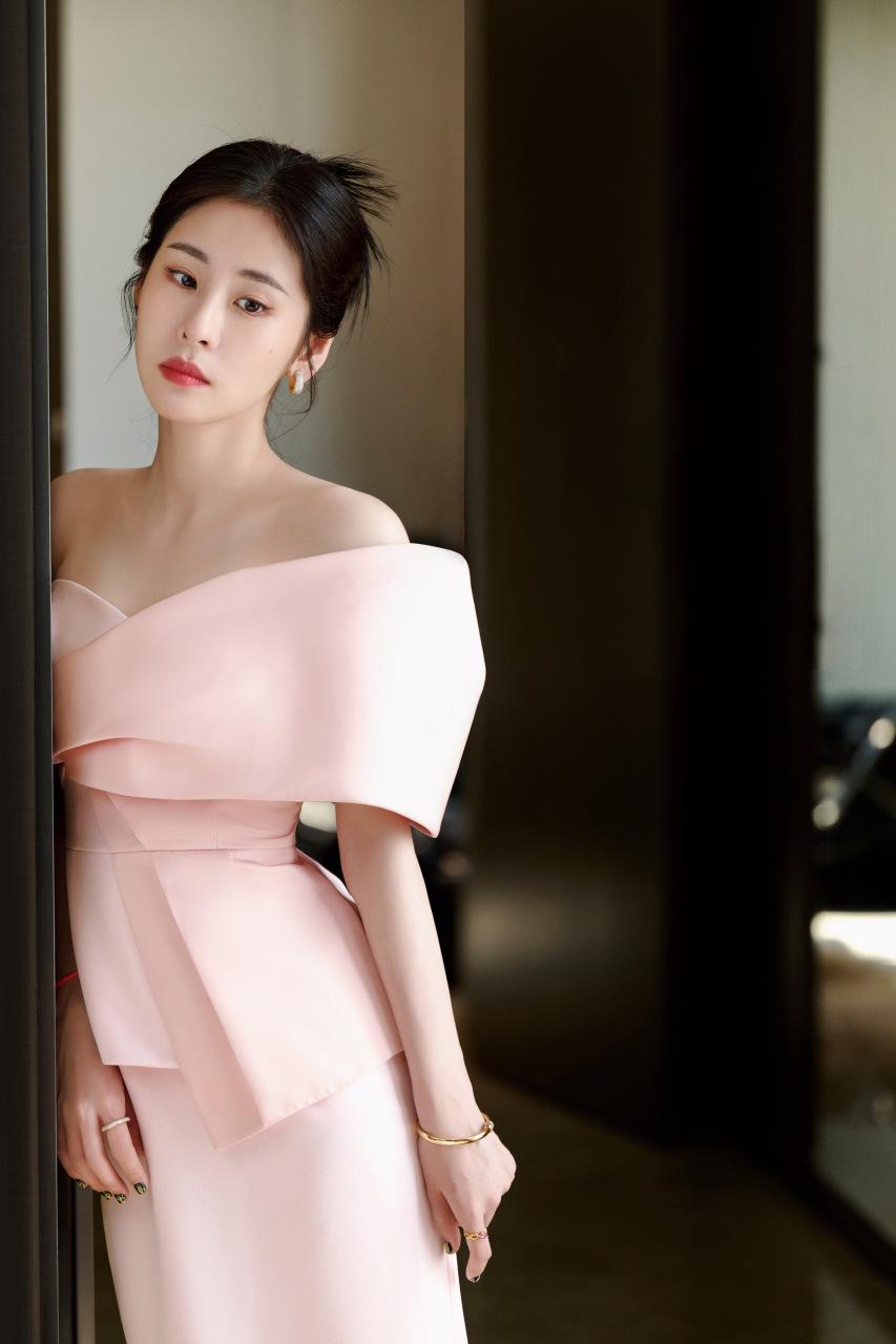 张碧晨 蒸腾的粉色气息,如晚霞般淡雅肆意,包裹着温柔蔓延开来93