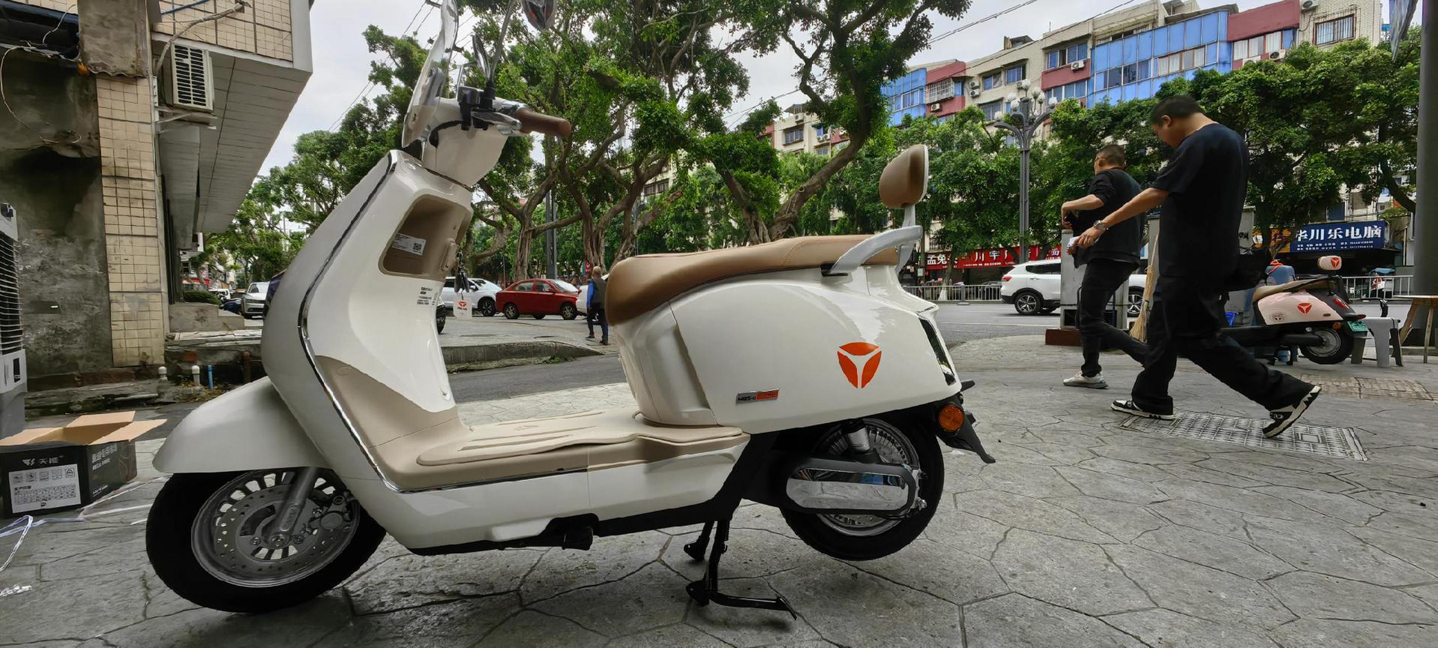 雅迪冠能6代 雅迪m85运动版 雅迪m85 骑好车,选雅迪,雅迪电动车您的